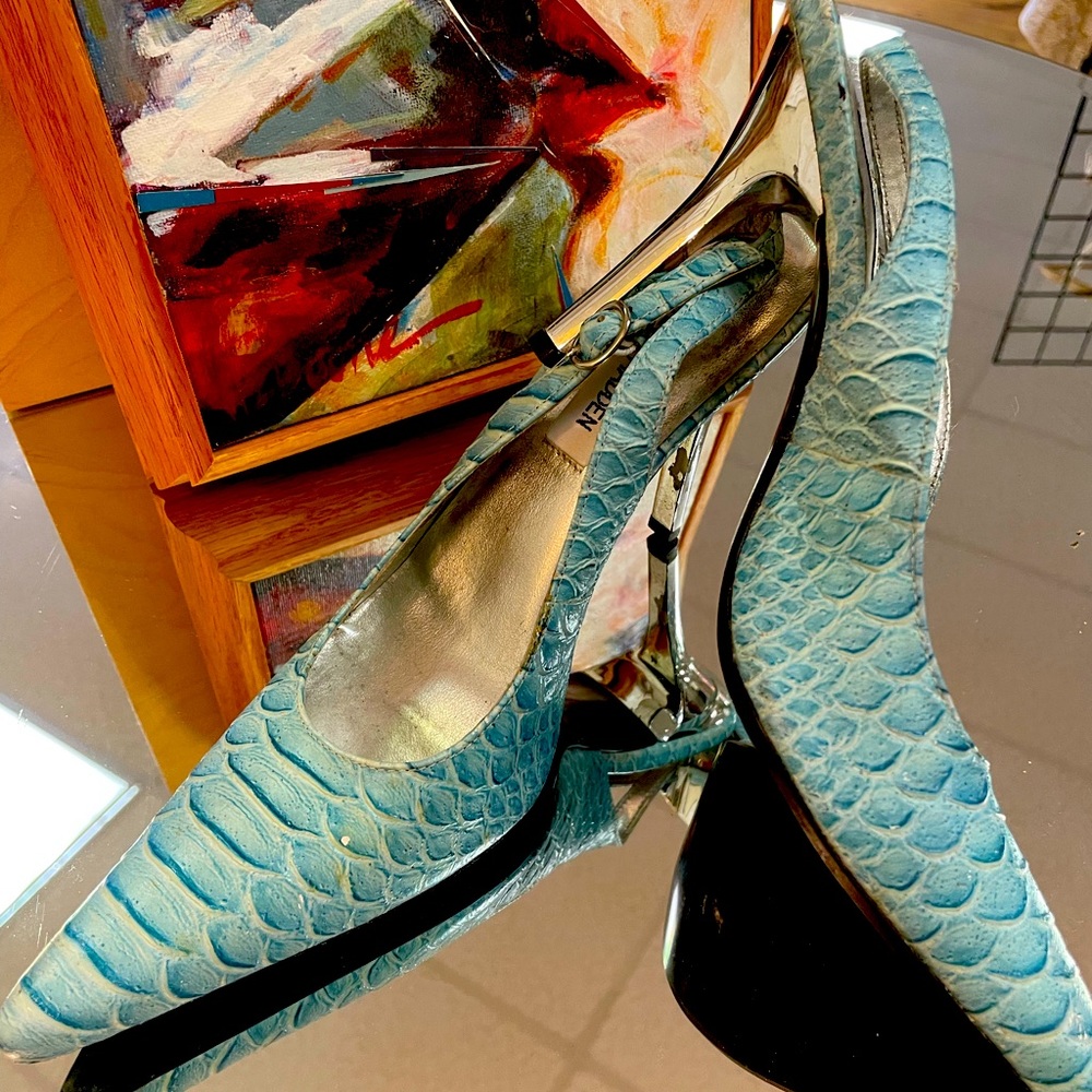 Steve Madden sling heels. Fantastic chrome heel! A very elegant presentation!🍸